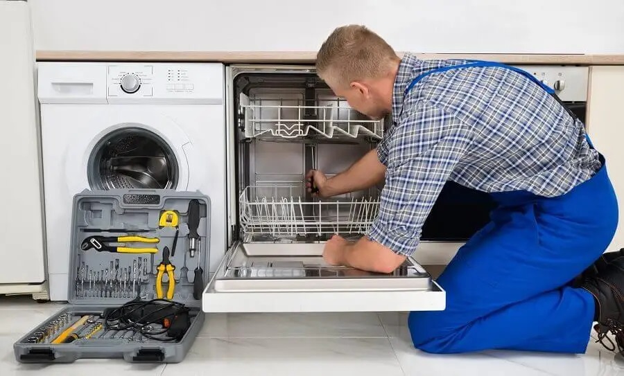 Kızılcahamam Liebherr servisi teknisyen ekibi beyaz eşya tamiri yaparken